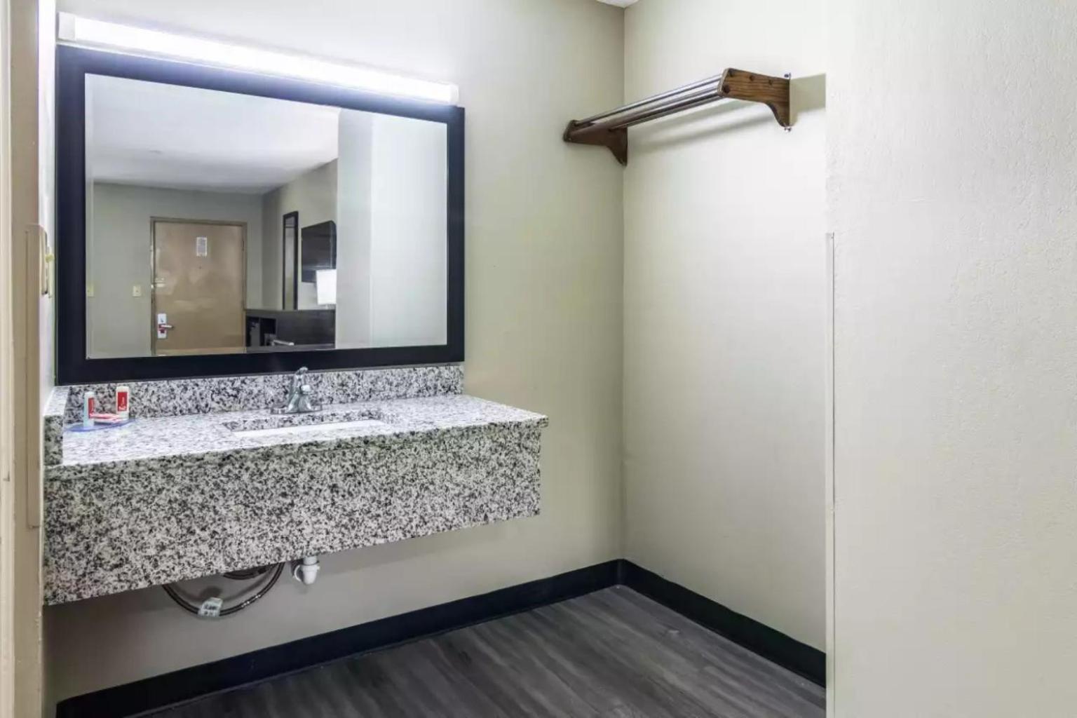 Americas Best Value Inn Opelika Exterior foto