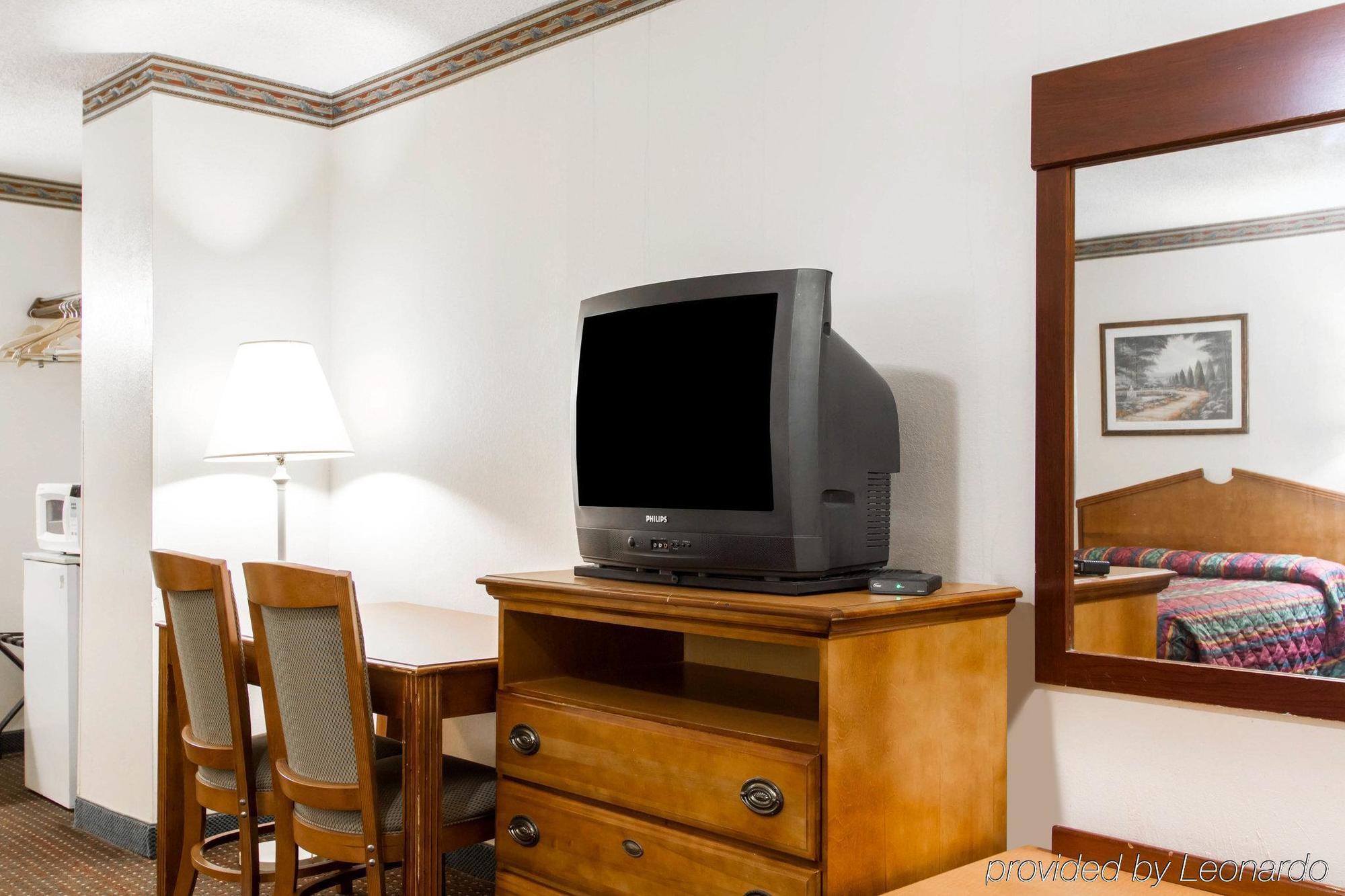 Americas Best Value Inn Opelika Exterior foto