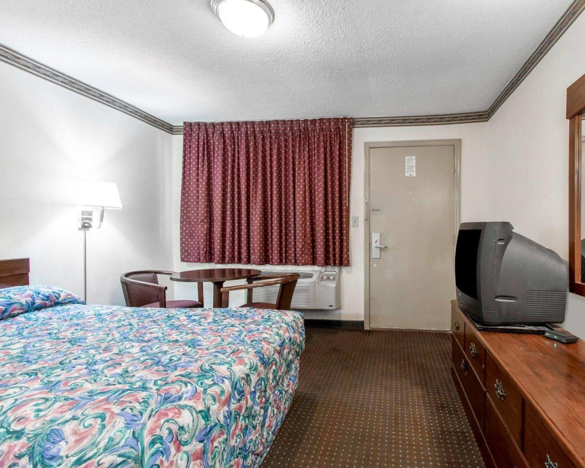 Americas Best Value Inn Opelika Exterior foto